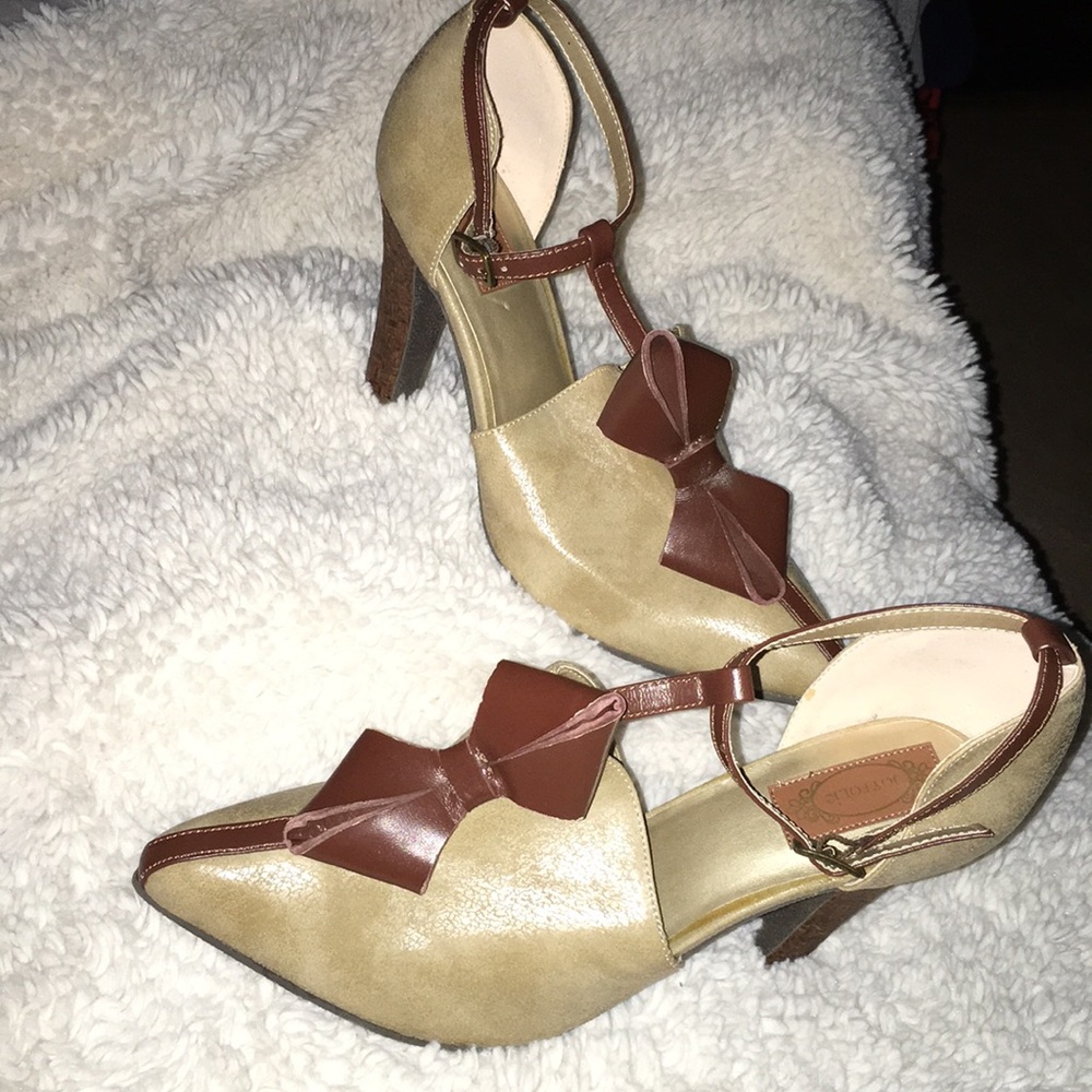 Women’s size 9 joyfolie  delma brown bow heels